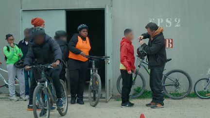 Les élèves de Grigny se préparant à un cours de vélo (Premières Lignes / France 3 Paris Île-de-France)