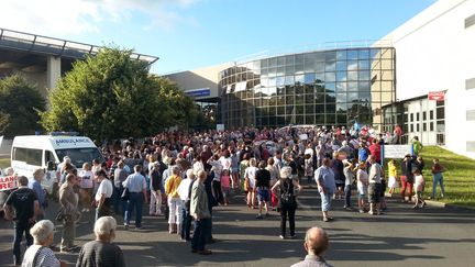 Des personnes manifestent contre la fermeture de la maternité du Blanc (Indre), le 18 juin 2018. (GAËLLE FONTENIT / FRANCE BLEU BERRY)