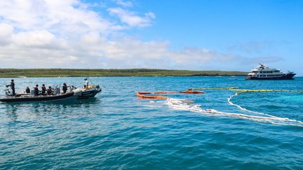 Les garde-côtes tentent de contenir une nappe de carburant au large de l'île de Santa Cruz (Equateur), dans l'archipel des Galapagos, le 23 avril 2022. (CARLOS VILLALBA / AFP)