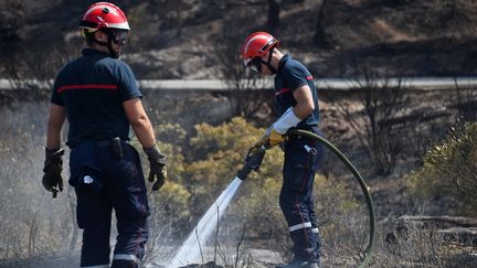 Photo d'illustration : des pompiers lors d'une intervention dans le département du Var, le 20 août 2021. (SYLVAIN THOMAS / AFP)