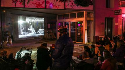 Le Lux cinéma à Valence (Drôme) diffuse des films dans la rue, sur sa vitrine, le 16 décembre 2020.&nbsp; (NICOLAS GUYONNET / HANS LUCAS)