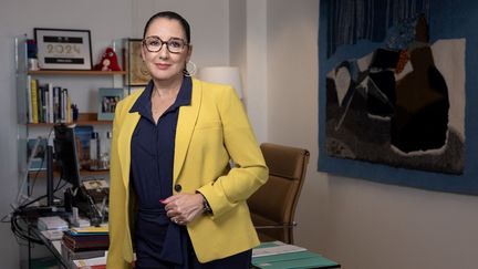 La ministre déléguée en charge des Personnes âgées et des Personnes handicapées, Fadila Khattabi, pose dans son bureau, à Paris, le 26 septembre 2023. (JOEL SAGET / AFP)