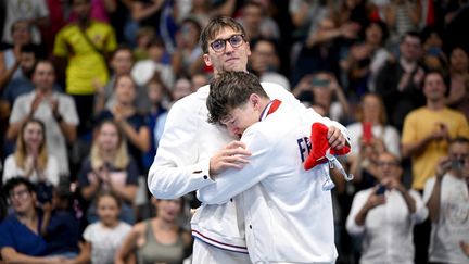 Gloire partagée. Les frères Alex et Kylian Portal ont pris l'argent et le bronze sur le 400 m nage libre S13. Cela valait bien une étreinte sur le podium. (LIONEL HAHN / AFP)