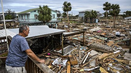 Un homme constate les dégâts après le passage de l'ouragan Hélène, le 28 septembre 2024 à Horseshoe Beach en Floride (Etats-Unis). (CHANDAN KHANNA / AFP)