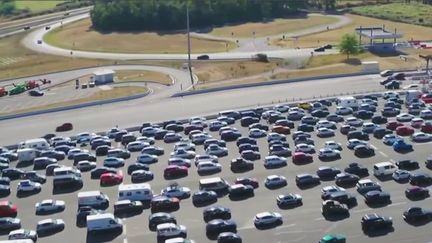 Samedi 30 juillet est marqué par le début d’un week-end de chassé-croisé. Les automobilistes sont nombreux sur les routes et près de 900 kilomètres d’embouteillages ont déjà été recensés. (FRANCE 3)