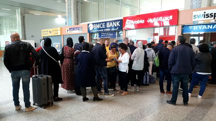 Des passagers attendent leur vol à l'aéroport de Tanger (Maroc), le 14 mars 2020. (AFP)