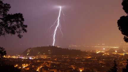 La foudre frappe au-dessus de la baie des Anges &agrave; Nice (Alpes-Maritimes), le 25 ao&ucirc;t 2012. (VALERY HACHE / AFP)