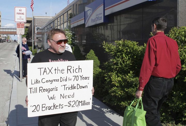 James Hodgkinson manifestait seul avec sa pancarte à Belleville, dans l'Illinois, le 17 avril 2012 (DERIK HOLTMANN / AP / SIPA)