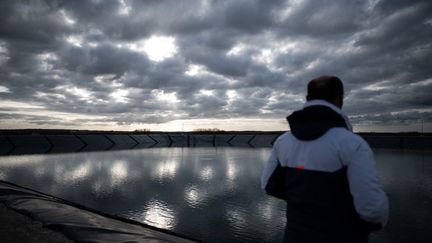 Un agriculteur à côté de la retenue de substitution de Mauzé-sur-le-Mignon (Deux-Sèvres), le 23 février 2022.&nbsp; (PHILIPPE LOPEZ / AFP)