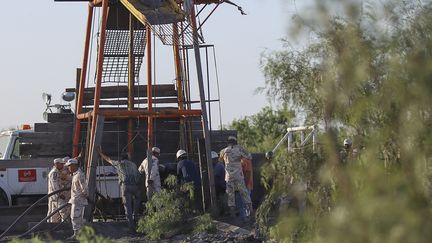 Des secouristes devant une entrée de la mine où dix mineurs ont été pris au piège, le 4 août 2022 à Sabinas, dans l'Etat mexicain de Coahuila. (MARCOS GONZALEZ / AFP)