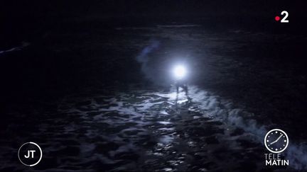 Surf : prendre les vagues pendant la nuit