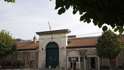 Entrée de la prison de Fresnes (Val-de-Marne). (PATRICK KOVARIK / AFP)