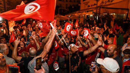 Les électeurs de Kaïs Saied célèbrent sa victoire dans la capitale tunisienne, le 6 octobre 2024. (CHEDLY BEN IBRAHIM / NURPHOTO)