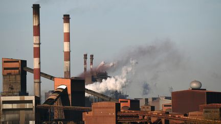 Un site industriel à Fos-sur-Mer le 10 mars 2017. (BORIS HORVAT / AFP)