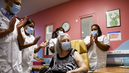 Mauricette M., 78 ans, lors de sa vaccination contre le Covid-19, la première en France,&nbsp;à l'hôpital&nbsp;René-Muret à Sevran (Seine-Saint-Denis), le 27 décembre 2020. (THOMAS SAMSON / AFP)