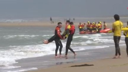 Des nageurs-sauveteurs sur une plage. (France 2)