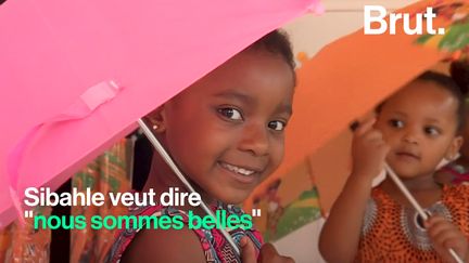 En Afrique du Sud, Caroline Hlahla et Khulile Vilakazi-Ofosu ont conçu des poupées à l'image des enfants qui y jouent.