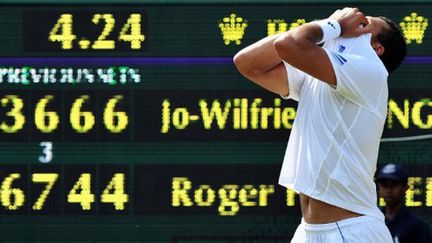 Jo-Wilfried Tsonga laisse exploser sa joie après avoir battu Roger Federer en cinq manches à Wimbledon