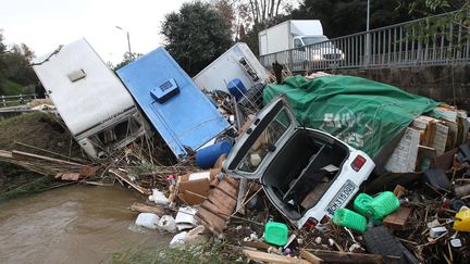 Dans le quartier Saint-Pons, &agrave; Grimaud (Var), la Giscle a emport&eacute; des v&eacute;hicules, vendredi 28 novembre. (  MAXPPP)