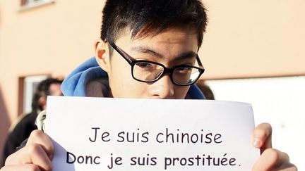 La communaut&eacute; chinoise avait d&eacute;j&agrave; protest&eacute; contre un article du "Parisien" en manifestant devant le si&egrave;ge du journal, le 21 novembre 2012. (KENZO TRIBOUILLARD / AFP)