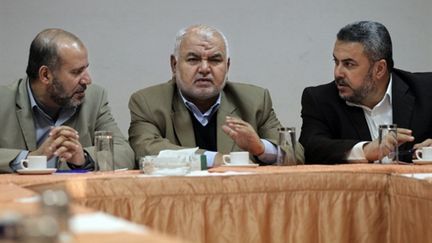 Le chef de la sécurité du Hamas (G), Jamal Abu Hachem (C) et le porte-parole du Hamas Ismael Radwan (D) (AFP/THOMAS COEX)