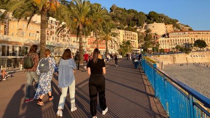 La promenade des Anglais sur le quai des Etats-Unis en face du Vieux-Nice, au coeur de l'automne. (INGRID POHU / RADIO FRANCE)