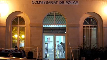Le commissariat de police de Jou&eacute;-les-Tours (Indre-et-Loire) apr&egrave;s l'attaque le 20 d&eacute;cembre 2014. (GUILLAUME SOUVANT / AFP)