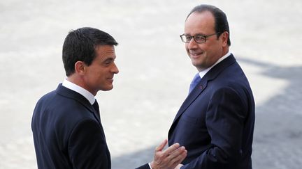 Manuel Valls et Fran&ccedil;ois Hollande, &agrave; Paris, le 14 juillet 2015. (MAL LANGSDON / REUTERS)