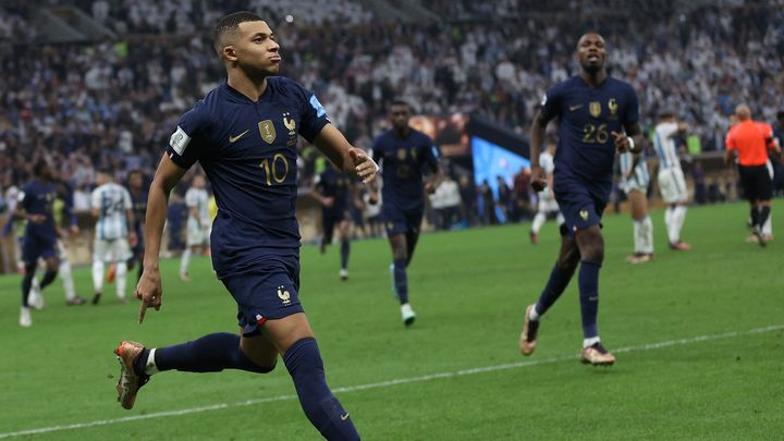 Une main argentine offre à la France un nouveau penalty, encore transformé par Kylian Mbappé. L'attaquant français inscrit le premier triplé en finale du Mondial depuis 1966. Et trompera une troisième fois le gardien Emiliano Martinez lors des tirs au but. (ADRIAN DENNIS / AFP)