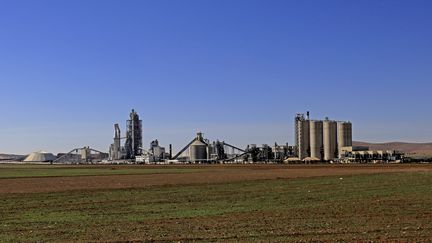 La filiale syrienne de Lafarge, à&nbsp;Jalabiya, le 19 février 2018. (DELIL SOULEIMAN / AFP)