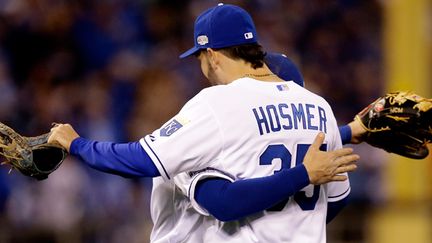 Les joueurs de Kansas City Mike Moustakas #8 and Eric Hosmer #35 se congratulent après leur victoire sur San Francisco (EZRA SHAW / GETTY IMAGES NORTH AMERICA)