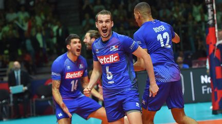 L'équipe de France masculine de volley&nbsp;célèbre après avoir remporté les quarts de finale du Championnat d'Europe de volleyball 2019 contre l'Italie,&nbsp;à Nantes, le 24 septembre 2019. (LOIC VENANCE / AFP)