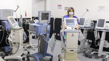 Des respirateurs artificiels au centre hospitalier Métropole Savoie, à Chambéry (Savoie), le 26 mars 2020.&nbsp; (VINCENT ISORE / MAXPPP)