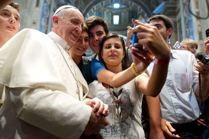 Le pape Fran&ccedil;ois pose pour un "selfie" &agrave; l'int&eacute;rieur de la basilique Saint-Pierre (Vatican), le mercredi 28 ao&ucirc;t 2013. (SIPA / AP)