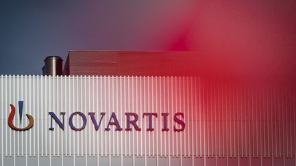 Le logo de Novartis, fabricant suisse de produits pharmaceutiques et de médicaments, à Bâle (Suisse), le 30 octobre 2022. (GABRIEL MONNET / AFP)