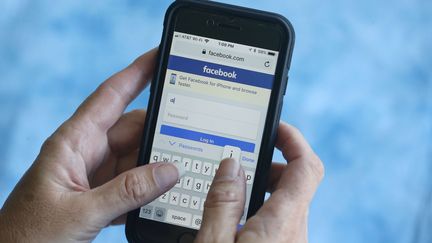 Entre mars et août 2018, Facebook a suspendu plus de 400 applications qui ne respectaient pas sa politique d'utilisation des données personnelles. (WILFREDO LEE / SIPA / AP)