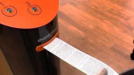 Francis Ford Coppola a installé dans son café de San Fransisco un distributeur d'histoires Courtes inventé par la start up grenobloise Short Edition
 (France 3 / Culturebox / capture d&#039;écran)