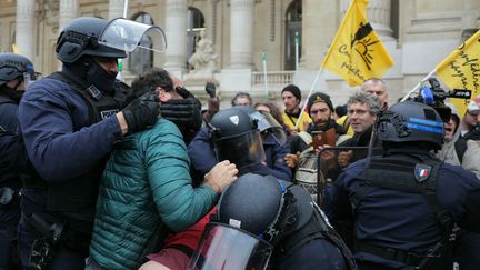 Les agriculteurs avaient manifesté jeudi 5 décembre au Grand Palais à Paris, à l'appel de la Confédération paysanne. (Thomas SAMSON / AFP)