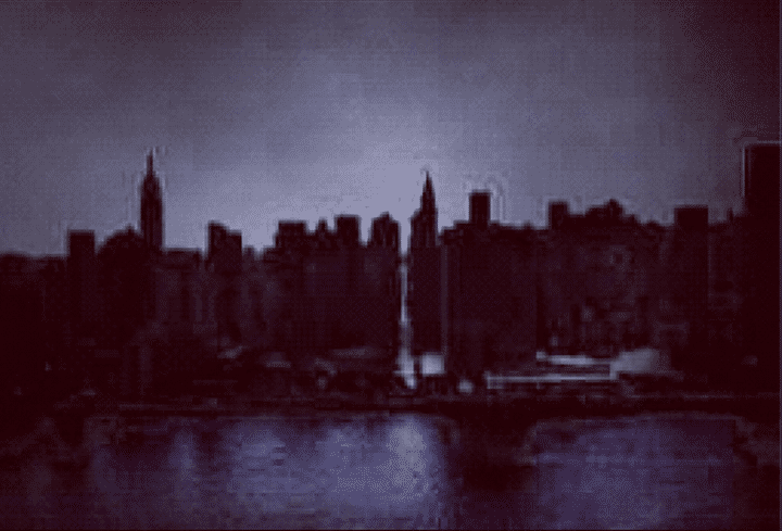 La skyline, embl&egrave;me de New York, cette fois plong&eacute;e dans le noir, a &eacute;mu des milliers d'internautes. M&ecirc;me s'il s'agit d'un faux. (CAPTURE D'ECRAN / FRANCETV INFO)