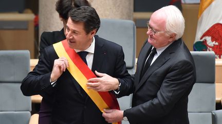 Le nouveau président a été longuement applaudi lorsque son prédécesseur Michel Vauzelle (PS) lui a remis l'écharpe de président.