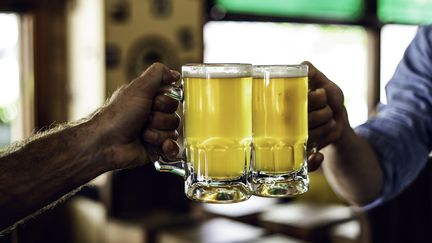 La recommandation pour la santé est de ne pas dépasser deux verres d'alcool par jour et pas tous les jours. (photo d'illustration). (FR?D?RIC CIROU / MAXPPP)