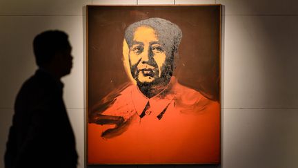 Un portrait de Mao Zedong, réalisé par Andy Warhol, est présenté par la maison Sotheby's à Hong Kong, le 17 mars 2017. (ANTHONY WALLACE / AFP)