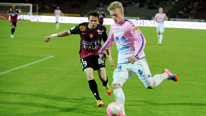 Le maillot d'Evian Thonon Gaillard, directement inspir&eacute; de l'eau min&eacute;rale du m&ecirc;me nom. (JEAN-PIERRE CLATOT / AFP)