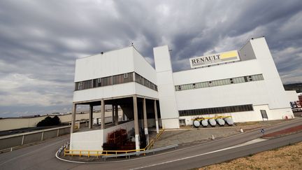 L'usine de Flins&nbsp;(Yvelines) de Renault&nbsp;conservera l'activit&eacute; d'assemblage final des batteries, mais la nouvelle usine ne sera pas construite sur ce site. (FRANCK FIFE / AFP)