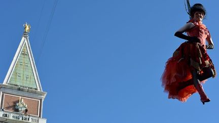 Le "vol de l'ange" par l'étudiante Marta Finotto, depuis le campanile de la Basilique Saint-Marc... (3/3/2013)
 (AFP / Vincenzo Pinto)