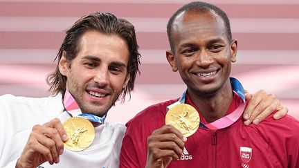 Les sauteurs en hauteur Gianmarco Tamberi (à gauche) et Mutaz Essa Barshim posent avec leur médaille d'or à l'issue de la finale olympique, le 2 août 2021, à Tokyo. (PICTURE ALLIANCE / PICTURE ALLIANCE)