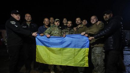 Des soldats ukrainiens après leur libération, dans la région de&nbsp;Tchernihiv (Ukraine), le 22 septembre 2022. (HANDOUT / SECURITY SERVICE OF UKRAINE / AFP)