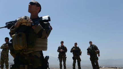 Des soldats fran&ccedil;ais participent &agrave; un exercice avec les forces de l'Otan, le 30 avril 2014, pr&egrave;s de Kaboul (Afghanistan). (SHAH MARAI / AFP)