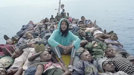 La chanteuse M.I.A. dans le clip de "Borders" réalisé par ses soins.
 (saisie écran)