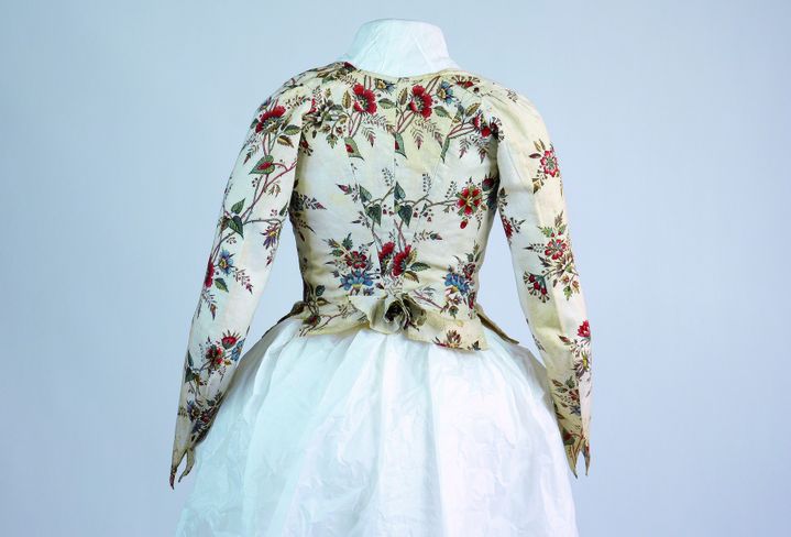 Exposition "Antoine Raspal. Des tableaux aux costumes provençaux" : caraco à cacaraca Indienne en percale imprimée de motifs de fleurs stylisées vers 1770-1780.
 (Collection du Musée Provençal du Costume et du Bijou)